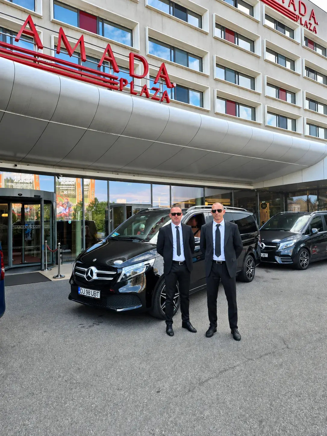 Mercedes V-Class cu șoferi UBT în fața hotelului Ramada Plaza