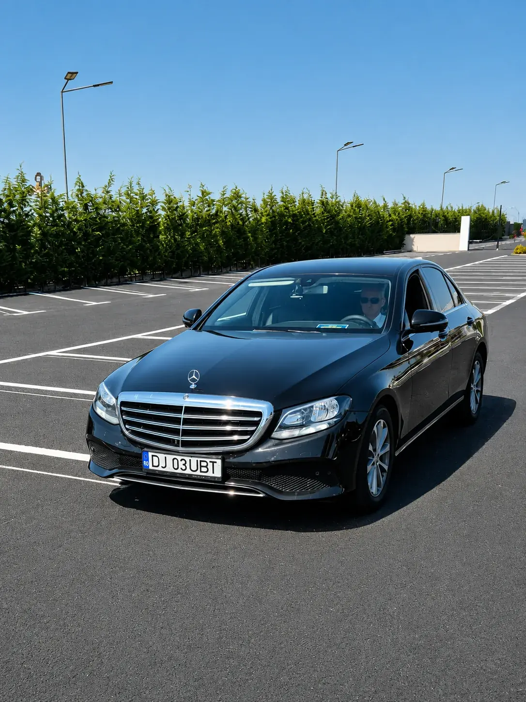 Mercedes E-Class negru cu șofer UBT, pregătit de plecare
